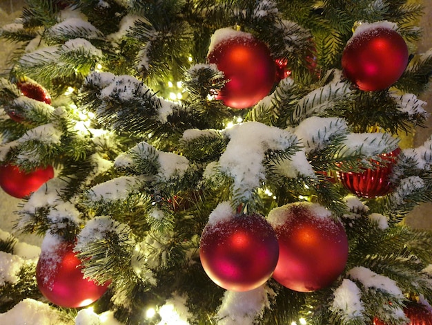 L'arbre de Noël est décoré de boules rouges Fond du Nouvel An