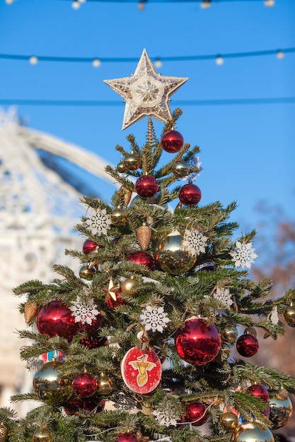 Arbre de Noël extérieur décoré avec un bel arrangement festif d'épinette fraîche avec des boules. Matin de Noël avec un ciel bleu. Décor de rue de ville festive pendant les vacances d'hiver.