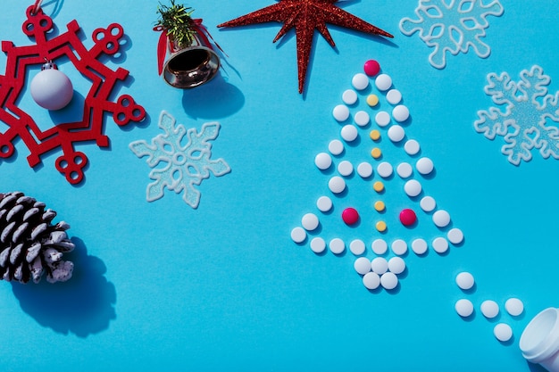 Arbre de Noël fabriqué à partir de pilules avec des décorations comme symbole de traitement médical si vous êtes malade