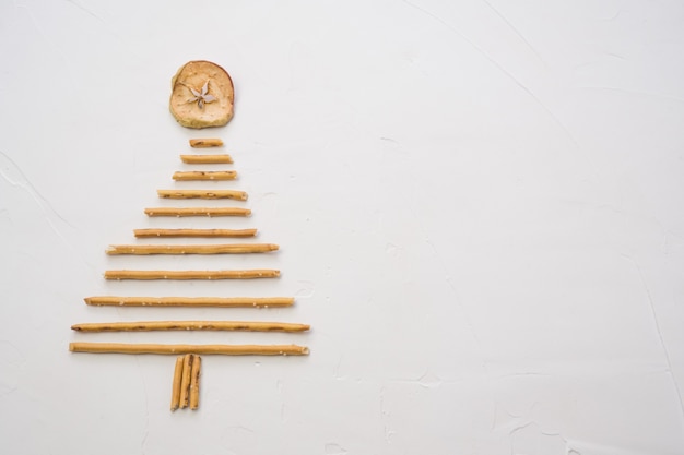 Arbre de Noël fait de biscuits et de bonbons sur fond bleu avec un espace réservé au texte