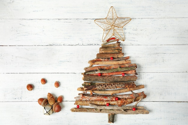 Arbre de Noël fait de branches en bois sur la vue de dessus de table en bois