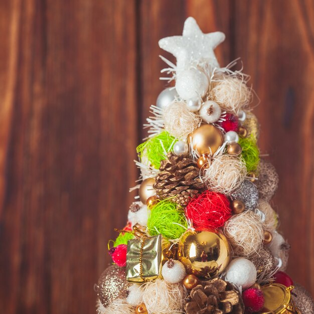 Arbre de Noël fait main sur fond de bois, espace de copie