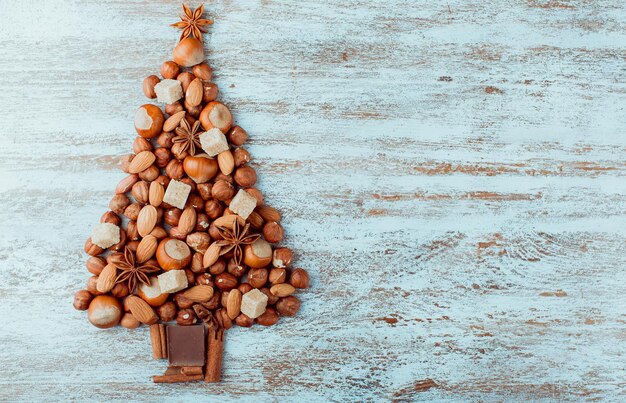 Arbre de Noël fait de noix, d'épices et d'oranges séchées. Vu d'en haut.