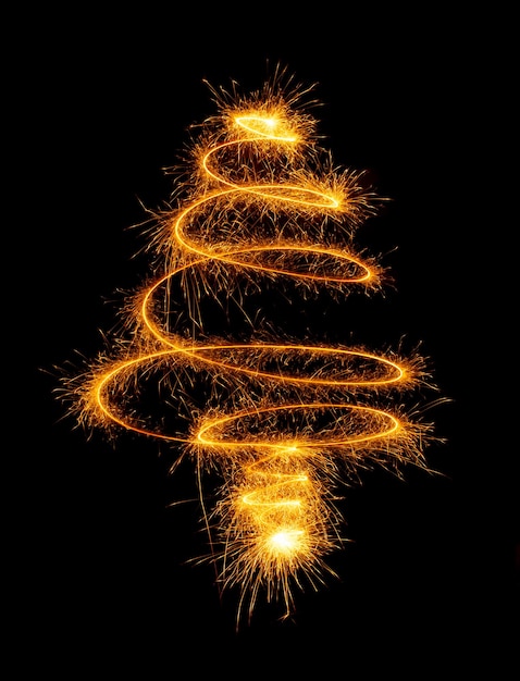 Photo arbre de noël fait par sparkler sur un noir