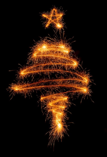 Arbre de Noël fait par sparkler sur un noir