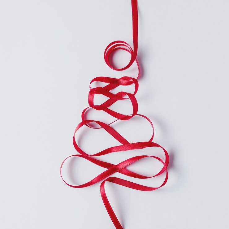 Photo arbre de noël fait de ruban rouge