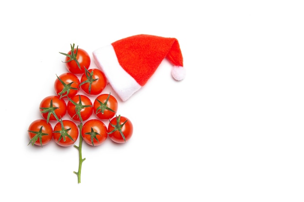 Arbre de Noël fait de tomates cerises sur blanc