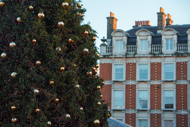 L'arbre de Noël festif de Londres orné de boules dorées brillantes au Royaume-Uni