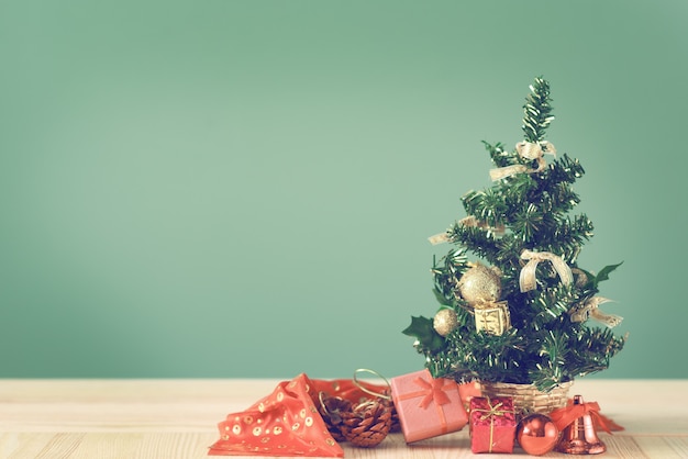 L'arbre de Noël festif se dresse sur des panneaux lumineux.