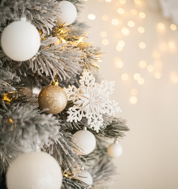 un arbre de Noël avec des flocons de neige et un fond blanc
