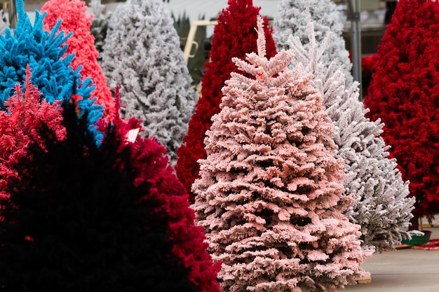 Arbre de Noël floqué avec plusieurs couleurs.