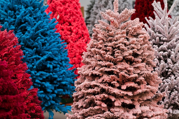 Arbre de Noël floqué avec plusieurs couleurs.