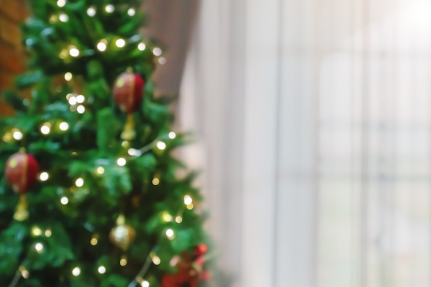Arbre de Noël flou abstrait avec lumière bokeh en arrière-plan du salon