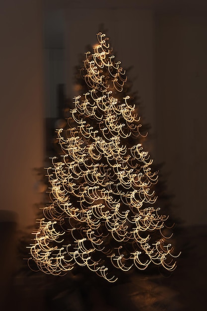 Arbre de Noël flou décoré de boules de lumières de guirlande rougeoyantes Fond de vacances de Noël chaleureux et confortable minimal