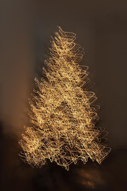 Photo arbre de noël flou et défocalisé décoré de guirlandes lumineuses