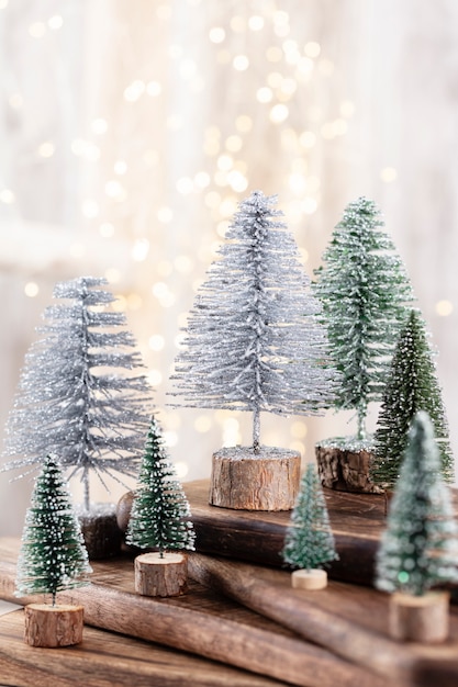 Arbre de Noël sur fond de bois, bokeh. Concept de célébration de vacances de Noël. Carte de voeux.