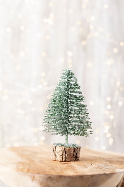 Arbre de Noël sur fond de bois, bokeh. Concept de célébration de vacances de Noël. Carte de voeux.