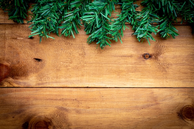 Arbre de Noël sur fond de bois