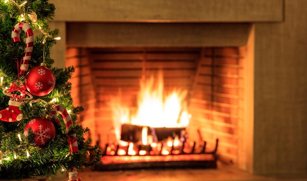 Arbre de Noël sur fond de cheminée en feu