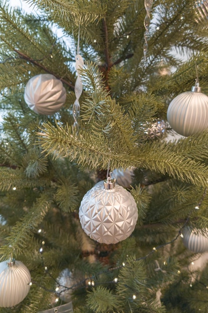 Arbre de Noël avec fond de décor en hiver joyeux boule d'argent blanc et sapin vert