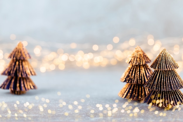 Arbre de Noël sur fond flou. Concept de célébration de vacances de Noël. Carte de voeux.