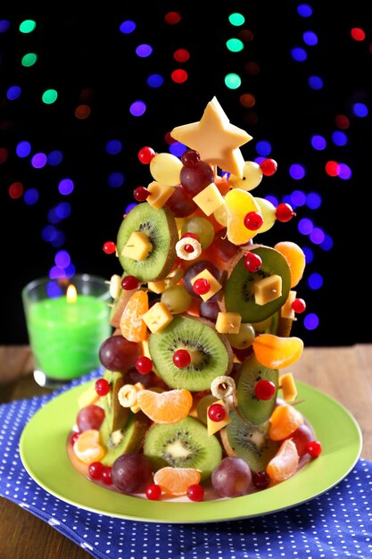 Arbre de Noël de fruits sur table sur une surface sombre