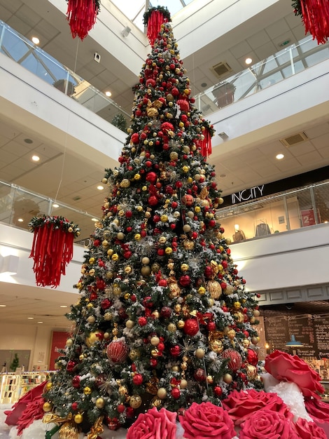 Arbre de Noël géant dans le centre commercial