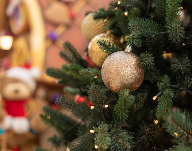 Arbre de Noël gros plan avec des décorations de Noël