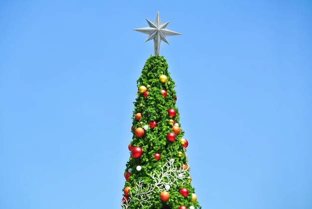 Arbre de Noël haut avec étoile