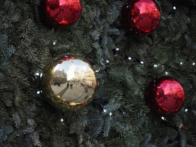 Arbre de Noël illuminé de madrid dans la galerie Canalejas le matin