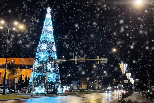 Arbre de Noël illuminé en plein air. Lampadaires de Noël