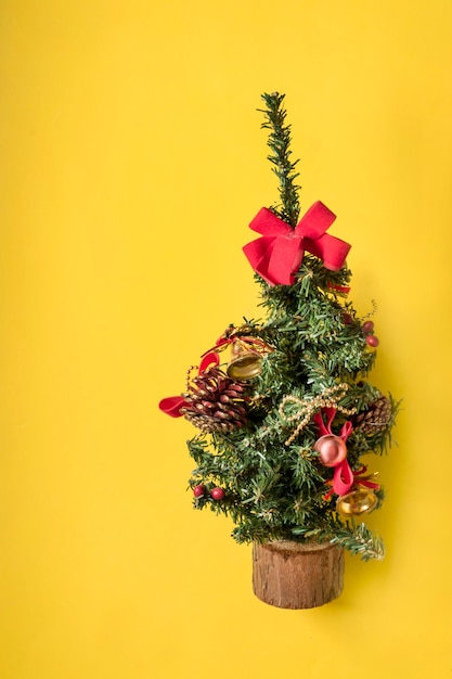 Arbre de Noël sur jaune