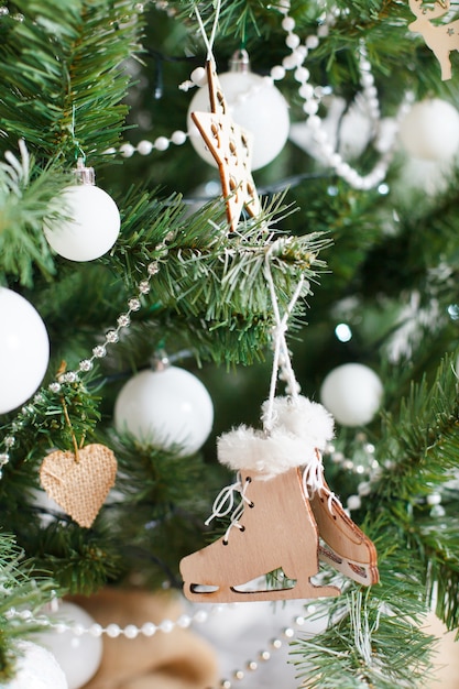 Arbre de Noël jouet patins en bois libre accrocher sur une branche d'un arbre de Noël nouvel an