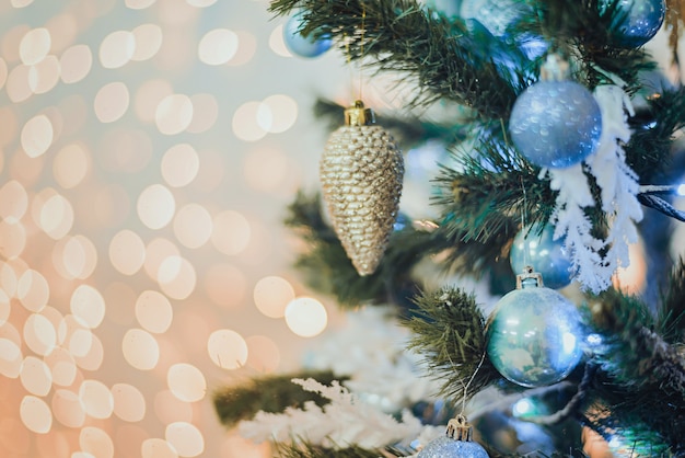 Arbre de Noël avec des jouets bleus et or