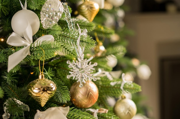 Arbre de Noël avec des jouets dans une salle de Noël blanche. Maison joliment décorée avec un sapin de Noël et de belles décorations. photo de haute qualité