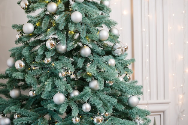 Arbre de Noël avec des jouets de décorations en argent. C'est bientôt le nouvel an