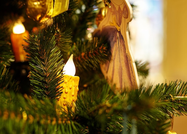 Arbre de Noël avec des jouets dorés. Fond de célébration du nouvel an concept. Photo en gros plan d'un sapin de Noël décoré de jouets dorés