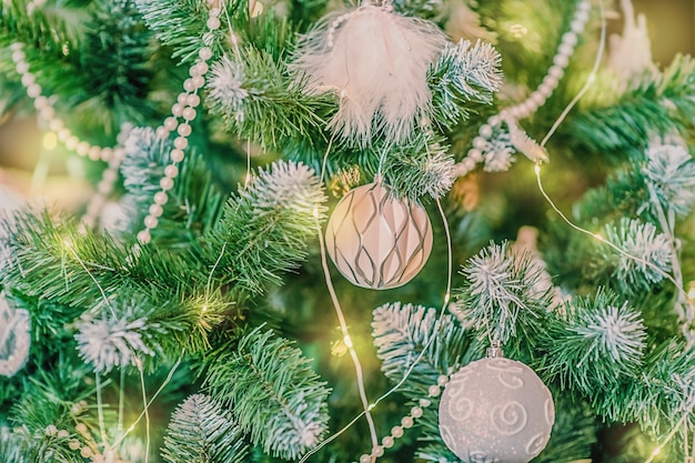 Photo arbre de noël en jouets et guirlandes. décoration de noël.