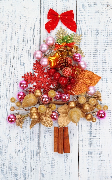 Arbre de Noël de jouets de Noël sur table en bois close-up