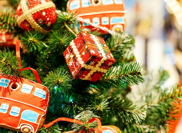 Arbre de Noël avec des jouets rouges.