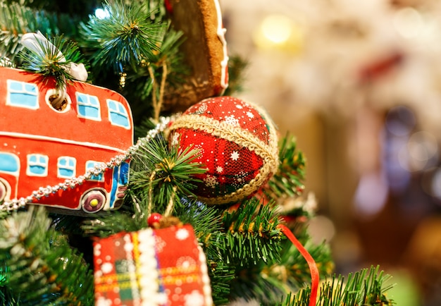 Arbre de Noël avec des jouets rouges.