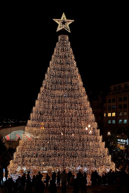 Arbre de Noël avec des lumières rougeoyantes