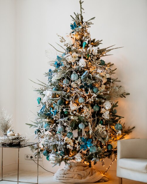 Arbre de Noël magnifique et élégant avec divers ornements dans une pièce décorée