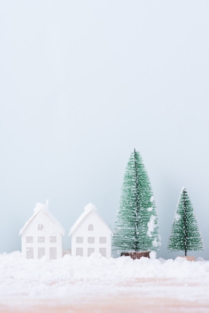 Arbre De Noël Et Maison Avec Champ De Gel De Neige De Fond De Paysage Naturel Pour La Célébration Et La Bonne Année.