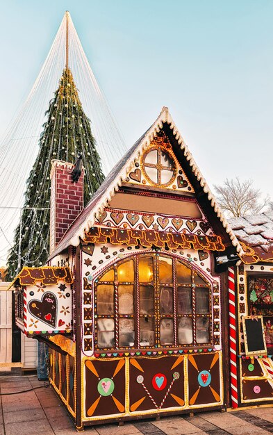 Arbre de Noël et maison en pain d'épice sur la place de la cathédrale de Vilnius en Lituanie.