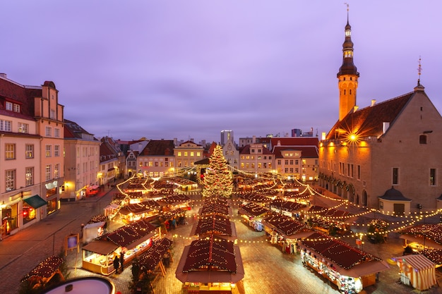 Arbre de Noël et marché de Noël à la place de la mairie de Tallinn, Estonie. Vue aérienne