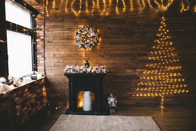 Arbre de Noël avec de nombreuses ampoules et décoration noire dorée