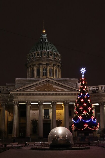 Arbre de Noël la nuit avec illumination sur la place devant la cathédrale avec une collodnade