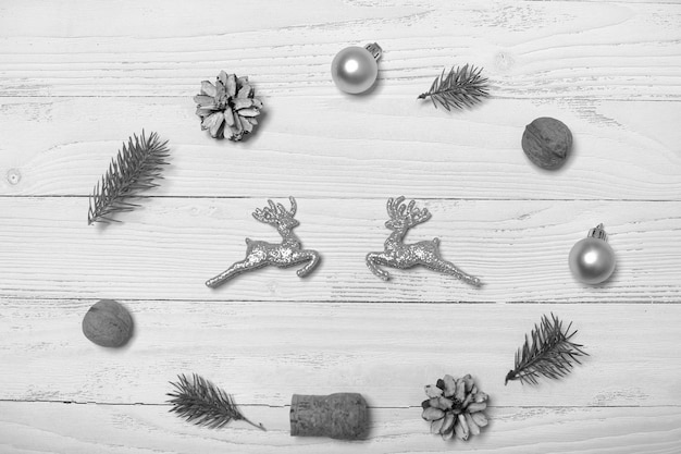Arbre de Noël et objets sur un fond en bois blanc