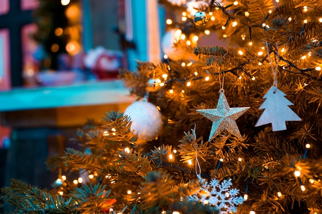 Arbre de Noël d'or avec des jouets - fond de lumières défocalisées